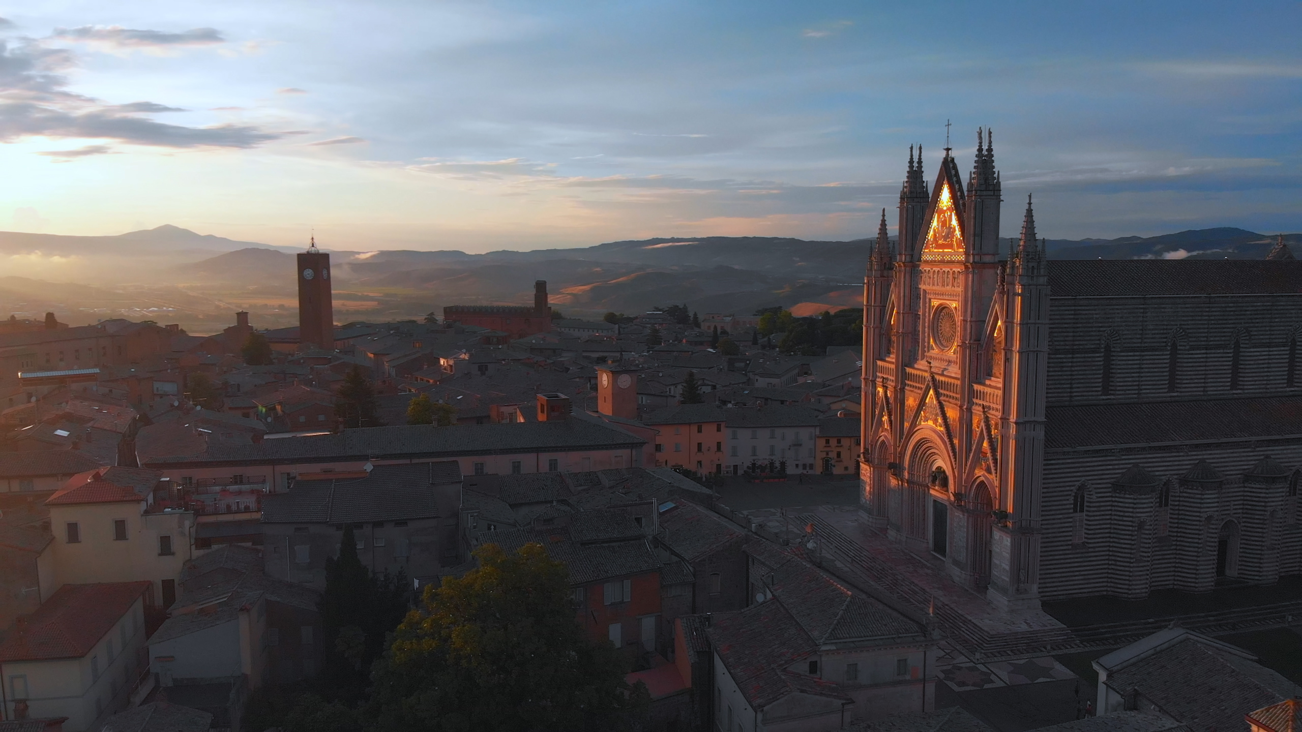 Panorama di Orvieto con il Duomo al tramonto
